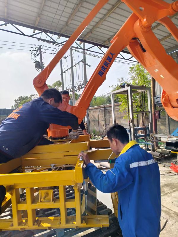 砖厂由人工搬运到智能机器人码垛搬运改造